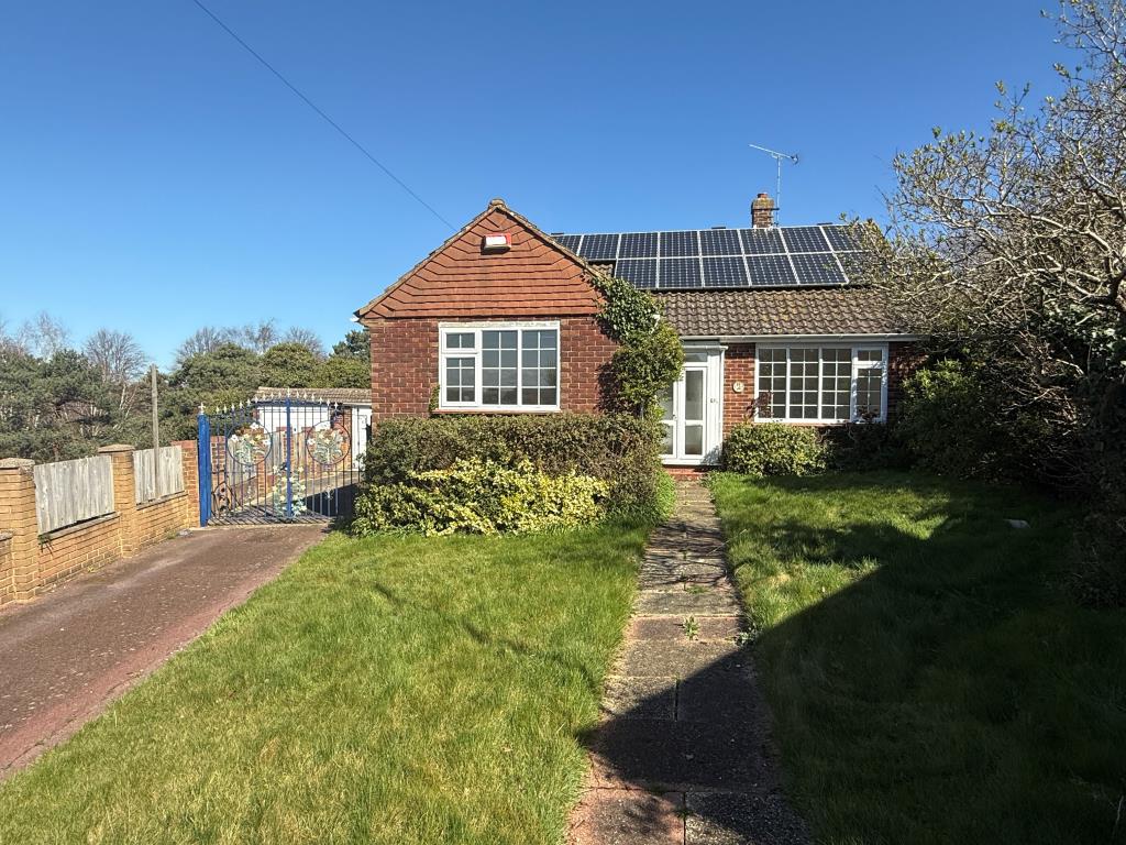 Lot: 155 - DETACHED CHALET BUNGALOW FOR IMPROVEMENT - Detached bungalow